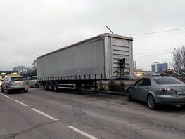 Чудаки парковки. Машины оставляют на&nbsp;проезжей части, мешая другим авто
