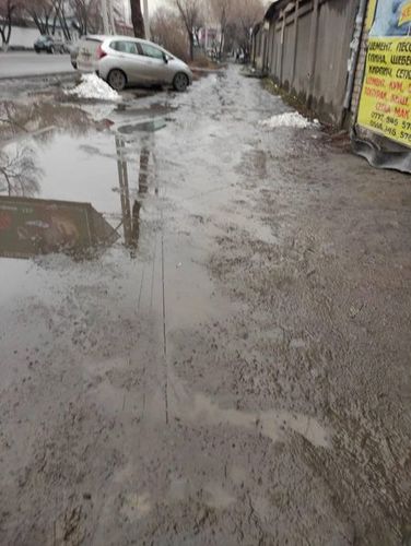 Фото из интернета. Тротуар на улице Толстого в Бишкеке