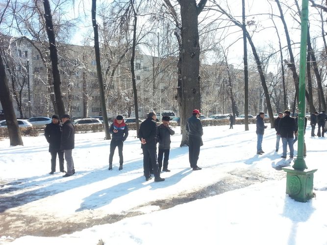 Фото ИА «24.kg». Сторонники Омурбека Текебаева собираются на митинг у здания ГКНБ