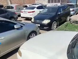 Сотрудники одной из&nbsp;компаний в&nbsp;Бишкеке устроили стихийную парковку на&nbsp;газонах
