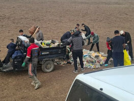 Өзгөндөгү аламан улактан кийин талаа таштандыга толуп калган
