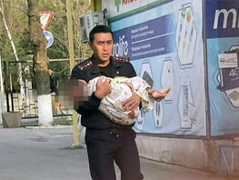 Депутат: Милиционера, который помог покусанному собаками ребенку, хотят уволить
