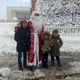 Фото ИА «24.kg». Дети фотографируются с Дедом Морозом на площади Ала-Тоо. Бишкек, декабрь 2017 года
