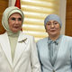 Фото Султана Досалиева. Эмине Эрдоган и Айгуль Токоева
