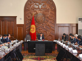 Садыр Жапаров провел первое совещание и&nbsp;раздал поручения. Выполнять некому
