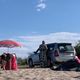 Фото Facebook/Болот Ибрагимов. Автомобиль Subaru припарковался на побережье озера Иссык-Куль