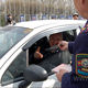 Фото ИА «24.kg». Водителям раздают диски и брошюры о ПДД. Бишкек, 3 апреля 2018 года