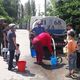 Фото мэрии Оша. В микрорайоны Оша чистую воду доставляют водовозы 