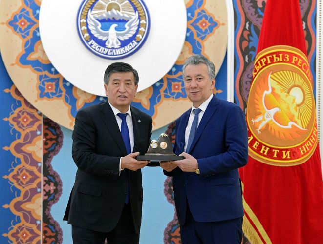 Фото аппарата президента КР. Сооронбай Жээнбеков и аппарат президента проводили Фарида Ниязова