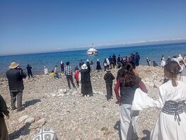 Көл үстүндө&nbsp;Ак боз&nbsp;үй: Жети-Өгүз районунда &laquo;Өрүк гүлү&raquo; фестивалы өтүүдө
