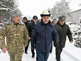 Президент Садыр Жапаров посетил обновленную войсковую часть в&nbsp;городе Караколе
