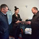 Фото мэрии Бишкека. Мэр Бишкека вручил 200 тысяч сомов семимиллионному горожанину 