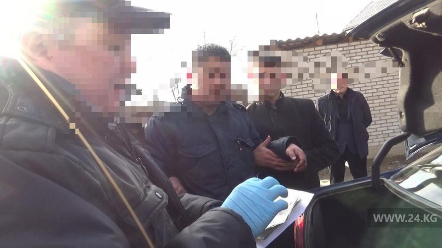 Фото 24.kg. В Ноокатском районе милиционера задержали за вымогательство взятки