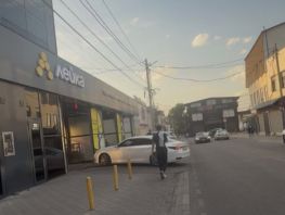 Автомойка перекрыла тротуар на&nbsp;Абая: жители Бишкека требуют решить проблему
