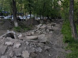 В&nbsp;Бишкеке на&nbsp;бульваре Молодой Гвардии перекопали дорожки и&nbsp;убирают кусты
