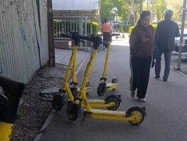 В&nbsp;центре Бишкека самокаты перекрыли тротуар и&nbsp;мешали проезду скорой
