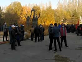В&nbsp;Бишкеке начался митинг в&nbsp;поддержку президента Сооронбая Жээнбекова
