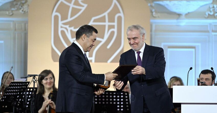 В&nbsp;Санкт-Петербурге Садыру Жапарову вручили премию мира имени Льва Толстого
