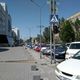 Фото 24.kg. По улице Шопокова на обочинах припаркованы десятки автомобилей