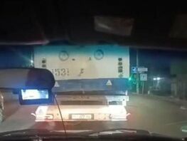 Очевидец: Троллейбусы Бишкека вывозят на&nbsp;переплавку по&nbsp;частям
