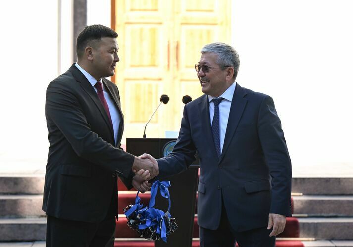 Фото Министрлер кабинети. КР Юстиция министрлигине 25 жаңы кызматтык унаа тапшырылды