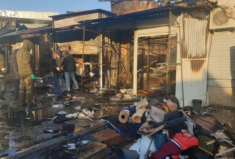 Пожар на&nbsp;Ошском рынке потушили. Хозяйка павильона назвала причину возгорания
