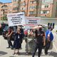 Фото 24.kg. Около Первомайского районного суда проходит митинг против Алмазбека Атамбаева