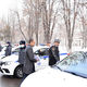 Фото МВД. Улан Ниязбеков получает шесть машин от Кайрата Акматалиева