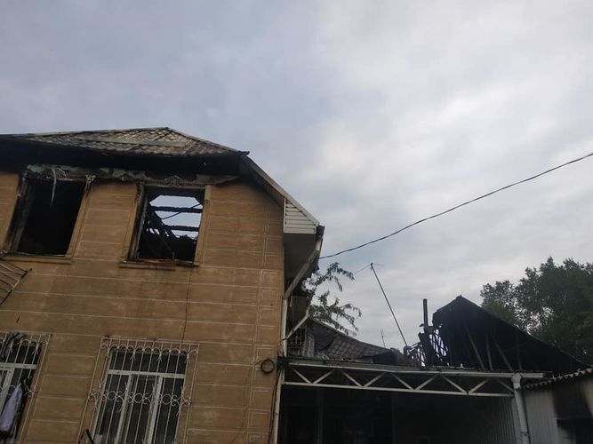 В Бишкеке сгорел двухэтажный дом