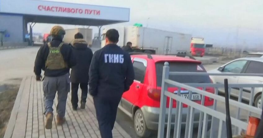 Начальник КПП &laquo;Достук-автодорожный&raquo; задержан за&nbsp;системную коррупцию
