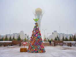 В&nbsp;Астане установили необычную новогоднюю елку&nbsp;&mdash; вязаную
