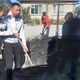 Фото пресс-службы УВД Иссык-Кульской области. Милиционеры вместе со старшеклассниками оказали помощь пожилым