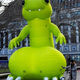 Фото Lenta.ru. В центре Лондона установили неоднозначную фигуру зеленого динозавра