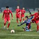 Фото ФФ КР. Мустафа Юсупов (№4) борется за мяч с японцем