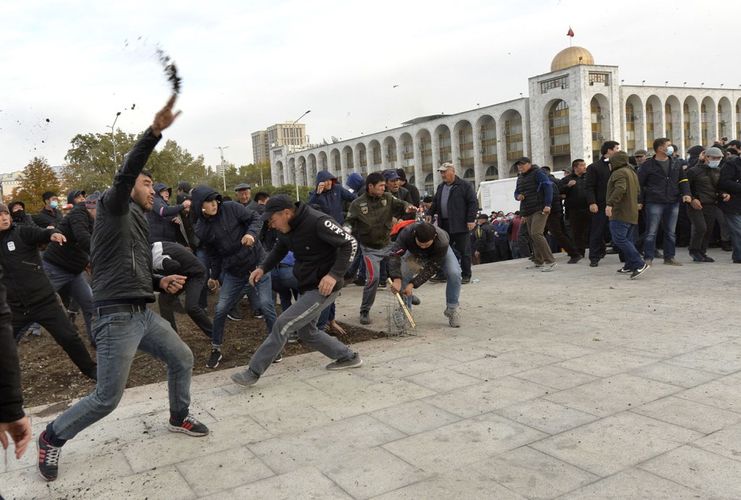 Фото Владимира Воронина. Столкновение митингующих на площади Ала-Тоо 9 октября 2020 года