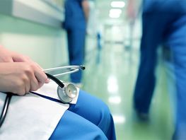 За&nbsp;три часа 40&nbsp;пациентов. Почему в&nbsp;Кыргызстане молодые врачи бегут с&nbsp;работы
