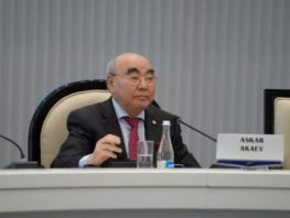 Former president Akayev suggests granting Sadyr Japarov 8–10-year mandate