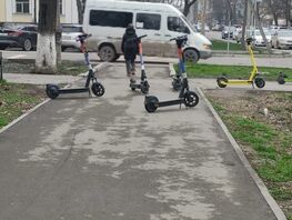 На&nbsp;разбросанные по&nbsp;тротуарам электросамокаты вновь жалуются жители Бишкека
