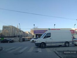 Чудаки парковки. В&nbsp;Бишкеке бусик оставили на&nbsp;перекрестке
