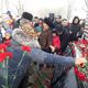 Фото ИА «24.kg». Возложение цветов к памятнику, открытому на месте авиакатастрофы в Кыргызстане в 2017 году