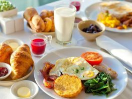 Пайдалуу кеңеш: Күн боюу күч-кубат берүүчү 10&nbsp;азык аталды
