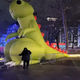 Фото Lenta.ru. В центре Лондона установили неоднозначную фигуру зеленого динозавра