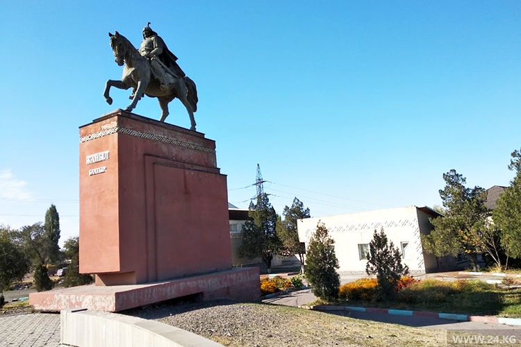 Фото 24.kg. Памятник Жайылу баатыру на въезде в Кара-Балту