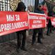 Фото 24.kg. Возле «Белого дома» митингуют жители Токмака