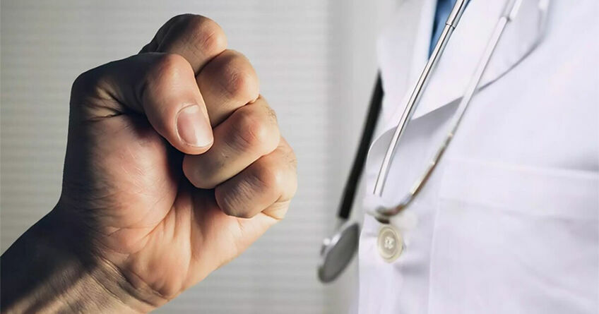 За&nbsp;нападение на&nbsp;врачей и&nbsp;учителей ввели штрафы: до&nbsp;100 тысяч сомов
