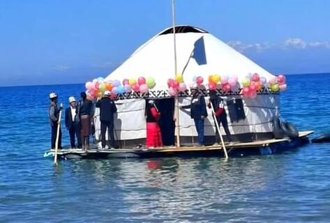 Көл үстүндө&nbsp;Ак боз&nbsp;үй: Жети-Өгүз районунда &laquo;Өрүк гүлү&raquo; фестивалы өтүүдө
