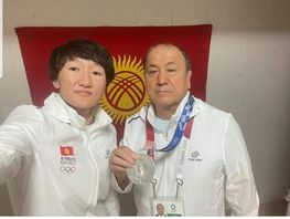 Что это было? Мелис Турганбаев сфотографировался с&nbsp;медалью Айсулуу Тыныбековой
