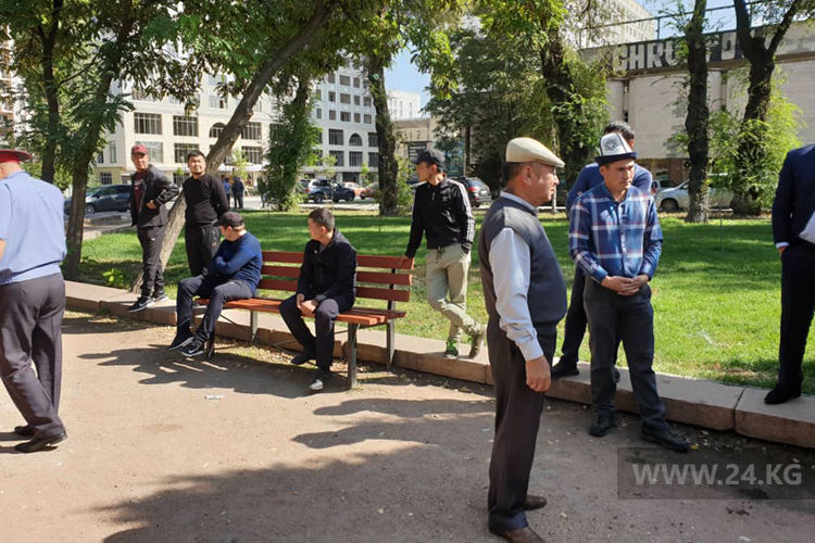 Фото 24.kg. В сквере имени Максима Горького проходит акция протеста