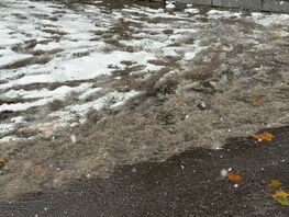 Бишкекчане жалуются на&nbsp;ужасное состояние дорог после первого снега
