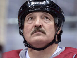 Президента Беларуси Александра Лукашенко уронили во&nbsp;время хоккейного матча
